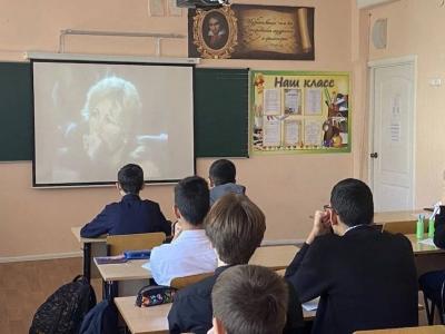 В Саратовских школах пока не знают, как отлучить учеников от смартфонов