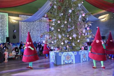 В балаковских школах отменили платных Деда Мороза и Снегурочку 